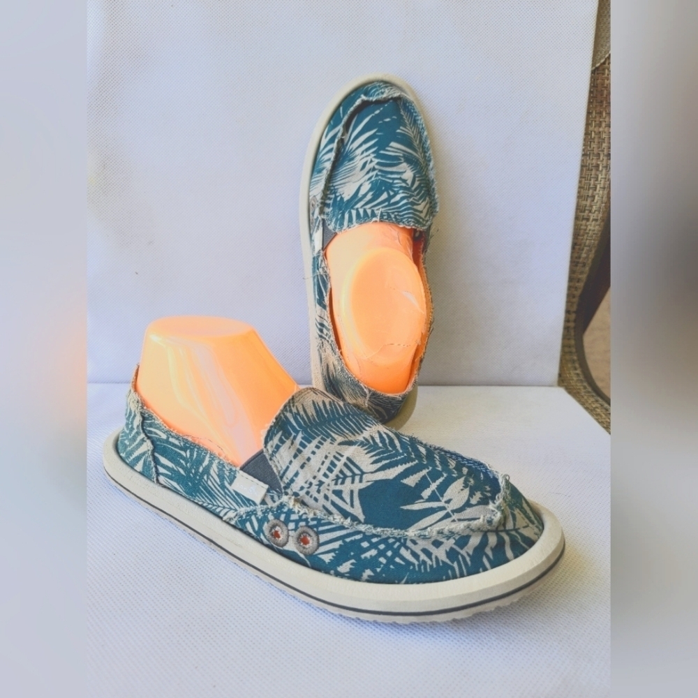 SANUK SIDEWALK SURFERS WITH A PALM LEAF PATTERN ( sz 9)